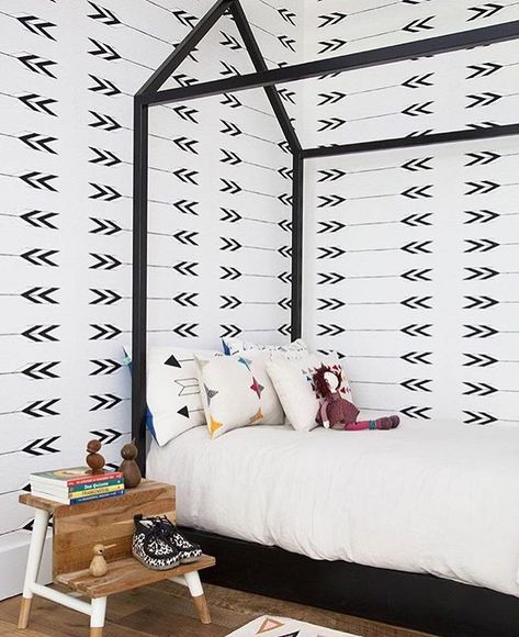 black and white arrow wallpaper in kids bedroom